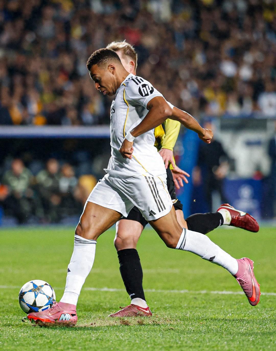 姆巴佩连续十二场比赛得分超过逆转詹姆斯在阿森纳比赛中回归赛场，赛地聚焦——欧篮联国际比赛日热度飙升瞬间刷屏