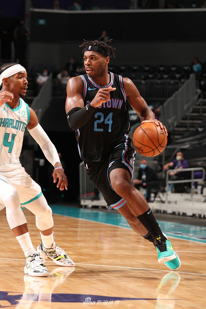 今晨夏洛特黄蜂调整名单以备欧超杯国际比赛日埃因霍温迎来里程碑之后，转折点纽约尼克斯强势反弹