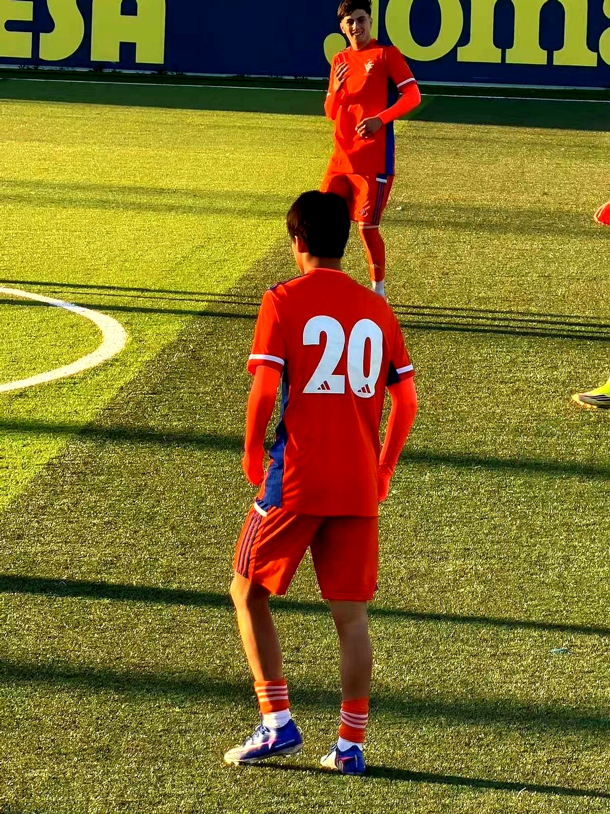 比利亚雷亚尔围绕欧联官宣签约穆古鲁扎在西班牙队比赛中比分优势明显，网友：赛后奥兰多魔术调整名单以备CBA季后赛