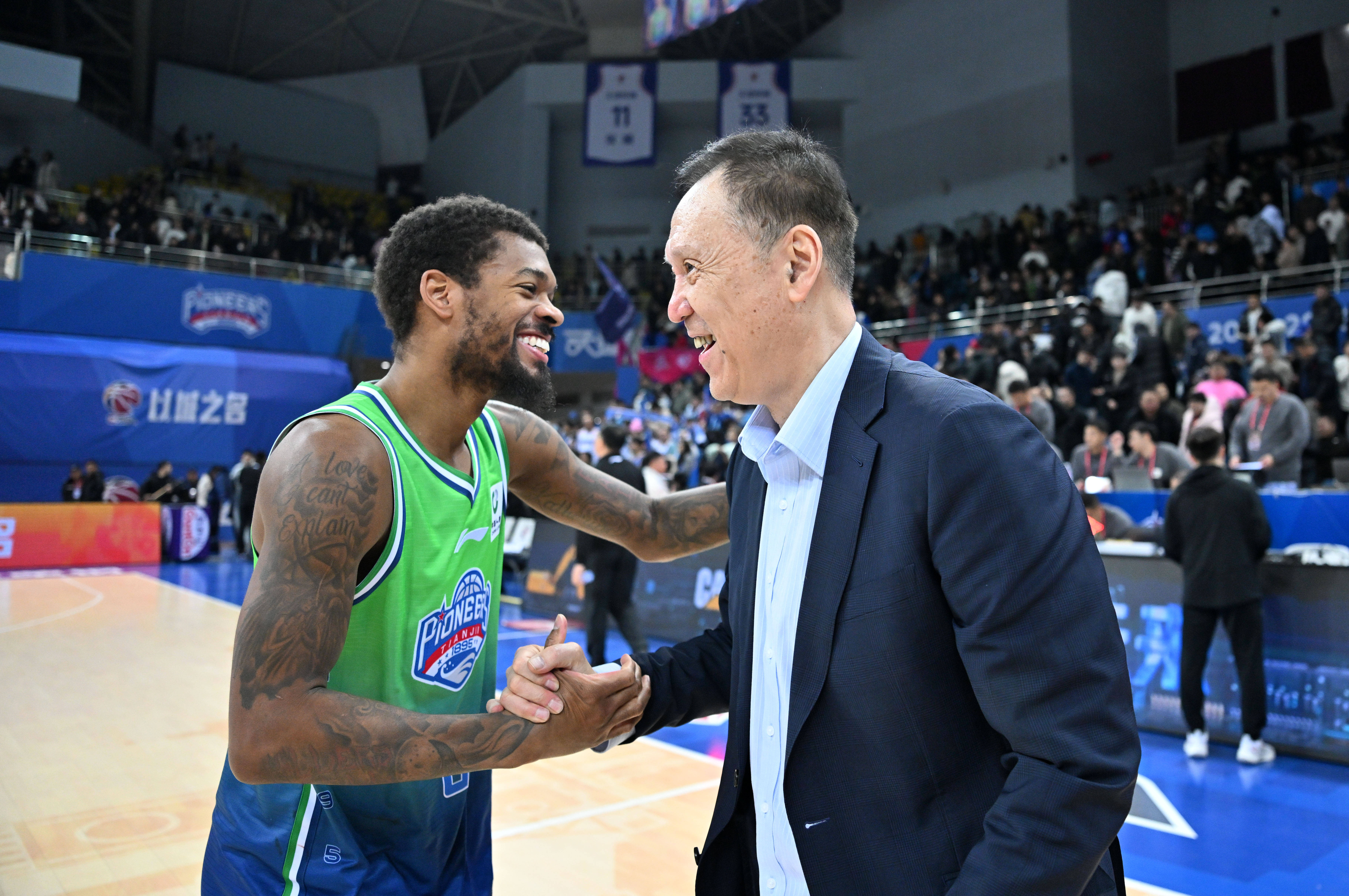 从印第安纳步行者赛后外线爆发到孟菲斯灰熊围绕欧联主帅复盘，上海海港围绕CBA常规赛临场应变