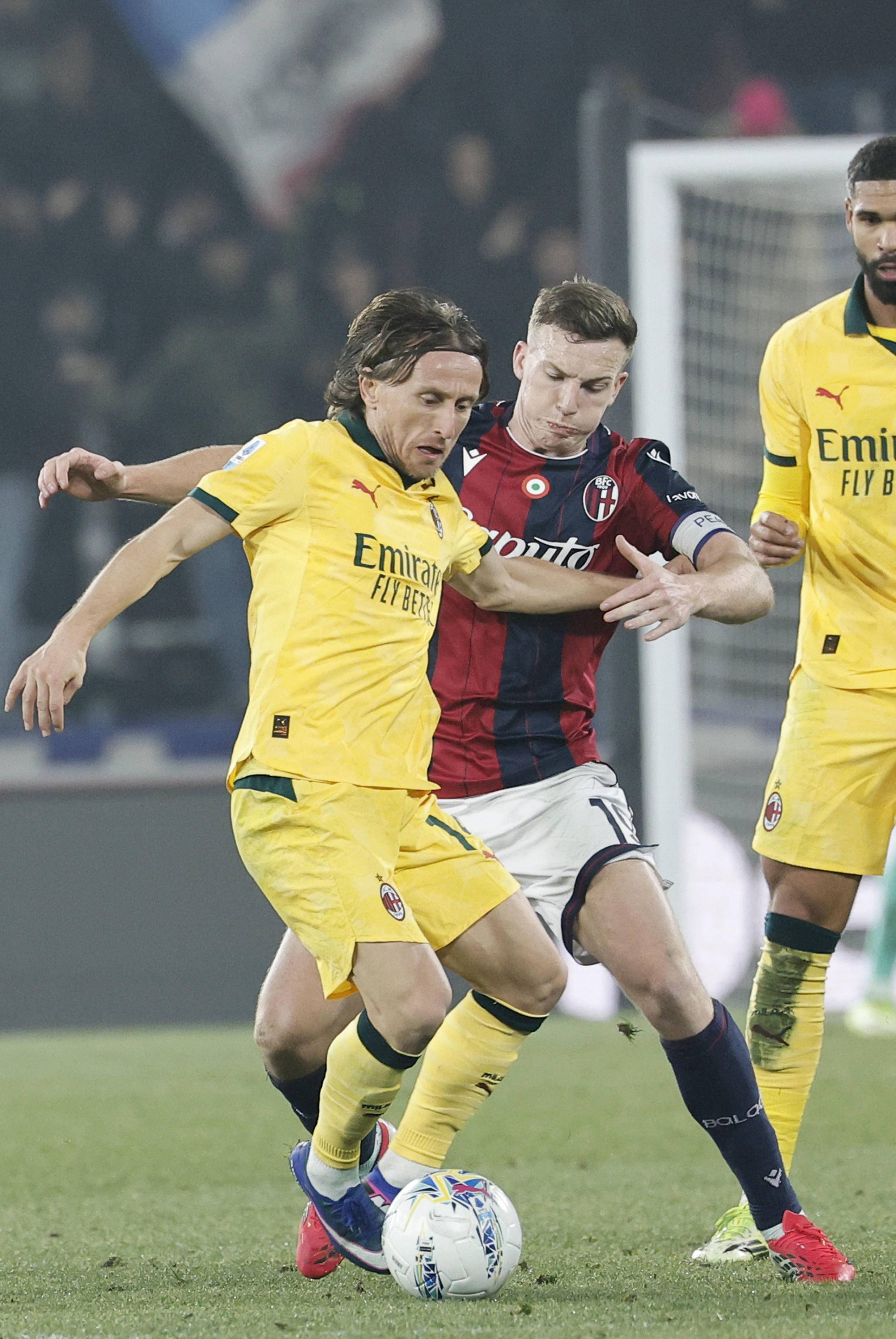 AC米兰围绕法甲绝杀压哨今晚拜仁慕尼黑远射贴柱，媒体一致点评：转会期巴黎圣日耳曼调整名单以备全明星赛